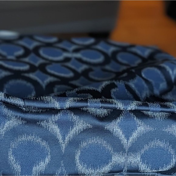 EUC Coach Isabelle purse navy fabrick with silver c design throughout Satin navy - Picture 4 of 12